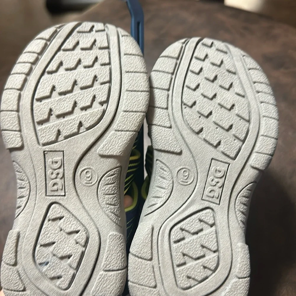 DSG Direct Youth Caged Sandals: BLUE/GREEN: NWT: SIZE 9